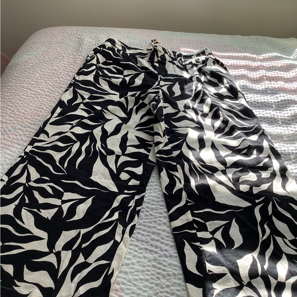 (NWT) Black and White Leaf Print Wide Leg Pants